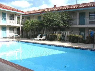 Super 8 By Wyndham Austin South I-35 Hotell Exteriör bild